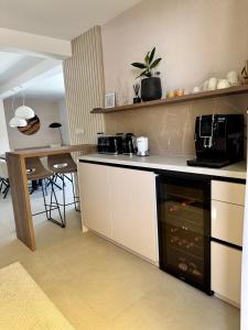 een keuken met een aanrecht met een fornuis bovenste oven bij Villa Venetta beach house ,Island Žirje, Šibenik in Muna