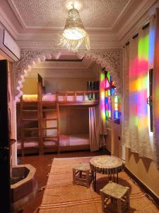 une chambre avec deux lits superposés avec un arc-en-ciel dans l'établissement Riad Hostel ADI, à Marrakech