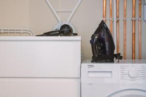 a washing machine sitting on top of a washing machine at JW Executive ApartHouse 2 in Glasgow