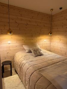 Postel nebo postele na pokoji v ubytování Modern VillaJoenhelmi with jacuzzi and sauna