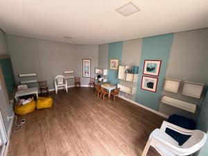 een kamer met een kamer met stoelen en een tafel bij Recanto Augusta in Londrina +32 foto's