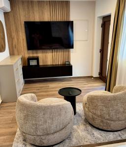 een woonkamer met 2 stoelen en een flatscreen-tv bij Villa Venetta beach house ,Island Žirje, Šibenik in Muna +57 foto's