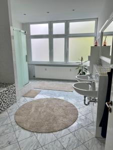 ベルリンにあるHappy Home shared apartmentの洗面台が2つと大きな窓があるバスルーム