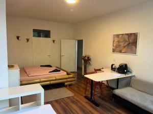 ベルリンにあるHappy Home shared apartmentのベッドとソファのある小さな部屋