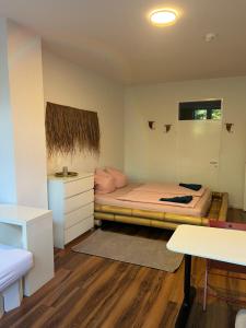 ベルリンにあるHappy Home shared apartmentのベッドと机のある小さな部屋 +9枚の写真