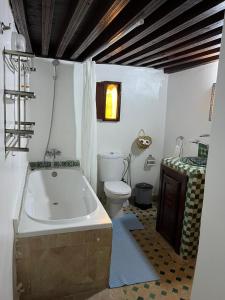 Un baño con bañera, inodoro y lavabo. en Riad Dar Bahja - More Than a Stay, en Fez