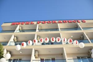 un edificio con pelotas de voleibol rojas y blancas. en Hotel Pogradeci 2, en Pogradec