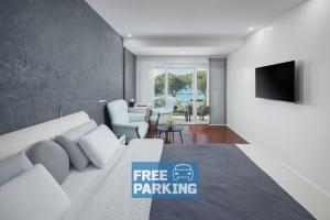 Una sala de estar con un cartel de aparcamiento gratuito en un sofá en Hotel Tomi, en Portorož