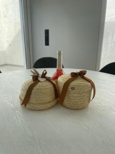 due cesti con una bottiglia di vino su un tavolo di Sun Temple by Madeira Holiday Rentals a Ribeira Brava