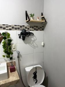 a bathroom with a toilet with a cat sticker on it at Apartamento Belem Cop30 proximo ao aeroporto #belem #Cop 30 #aeroporto in Belém