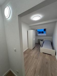 een kamer met een bed en een tv aan de muur bij Mieterlux Frankfurt Obertshausen in Obertshausen +31 foto's