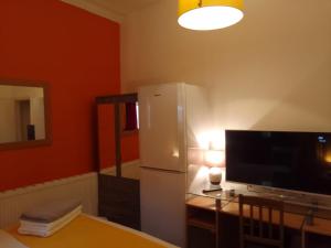 a kitchen with a refrigerator and a table with a lamp at Executive Suite at Ideal home & cottage, Inviting 2 Bedroom apartment, Sleep 6 Ideal for contractors, family & Groups in Birmingham