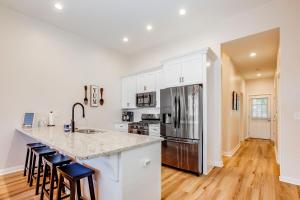 Η κουζίνα ή μικρή κουζίνα στο NEW! Spacious Home in Shelby Park - Sleeps 9, Near Top Attractions & Venues