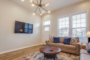 Μια τηλεόραση ή/και κέντρο ψυχαγωγίας στο NEW! Spacious Home in Shelby Park - Sleeps 9, Near Top Attractions & Venues