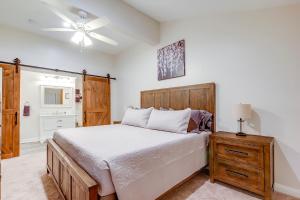 Ένα ή περισσότερα κρεβάτια σε δωμάτιο στο NEW! Spacious Home in Shelby Park - Sleeps 9, Near Top Attractions & Venues