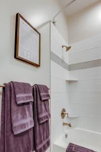 Ένα μπάνιο στο NEW! Spacious Home in Shelby Park - Sleeps 9, Near Top Attractions & Venues +17 φωτογραφίες