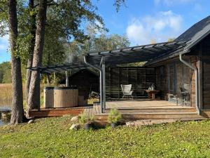 Κήπος έξω από το Peaceful lake retreat with sauna & hot tub