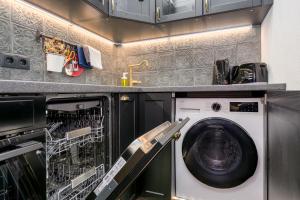 una lavanderia con lavatrice e lavatrice di Tallinn Old Hanza Apartments a Tallinn