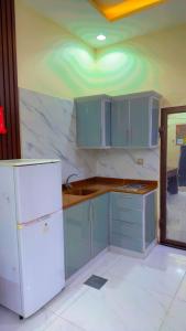 Η κουζίνα ή μικρή κουζίνα στο منتجع سيني لاند 3