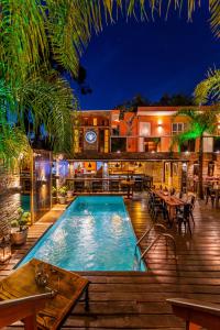a house with a swimming pool at night at F&F alojamiento in Punta del Este