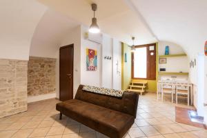 ein Wohnzimmer mit Sofa und Tisch in der Unterkunft Civico 11 in Molfetta