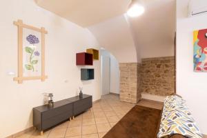 ein Wohnzimmer mit Sofa und Tisch in der Unterkunft Civico 11 in Molfetta