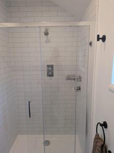 Ένα μπάνιο στο Tranquil Off-Grid Cabin +29 φωτογραφίες