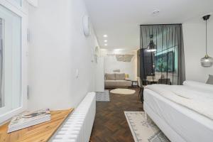 una camera da letto con un letto e un soggiorno di Tallinn Old Hanza Apartments a Tallinn Altre 119 foto