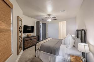 una camera da letto con un letto e una TV a schermo piatto di The Governor's Mansion a St. George