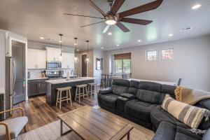 un soggiorno con divano e cucina di The Governor's Mansion a St. George