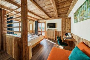 Camera con vasca e pareti in legno. di Hotel Ciasa Lorenzi a Cortina dʼAmpezzo