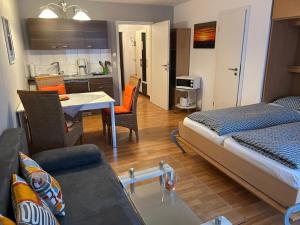 een kamer met een bed, een tafel en een keuken bij Ferienwohnung mit Schwimmbad Ruheoase in Sankt Englmar +23 foto's