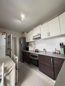 アルバセテにあるHabitación privada, tranquila y relajanteの白いキャビネットと冷蔵庫のあるキッチン +6枚の写真