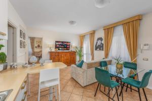 莱科La corte di Danilo的客厅里有一张沙发和一张桌子。