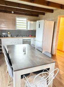 Η κουζίνα ή μικρή κουζίνα στο Chalet Doux Refuge - 1 à 6 personnes - Plaine des Palmistes