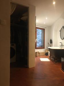 ein Badezimmer mit Badewanne und Fenster in der Unterkunft vue de rêve au vallon des auffes, 13007 marseille in Marseille