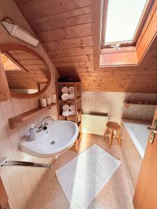 ein Badezimmer mit Waschbecken und Badewanne in der Unterkunft Sonnenplatz Appartment Ploninger LANDHAUS in Bad Kleinkirchheim