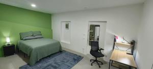 une chambre avec un lit, un bureau et une chaise dans l'établissement Reforma 30 El corazon de Xalapa a tus pies, à Xalapa