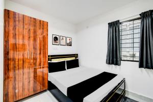 Postel nebo postele na pokoji v ubytování SPOT ON BSR RoyalStay Super Luxury Hotel Rooms