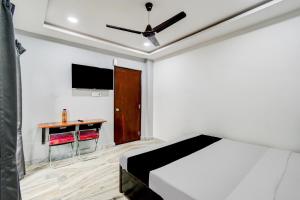 TV a/nebo společenská místnost v ubytování SPOT ON BSR RoyalStay Super Luxury Hotel Rooms