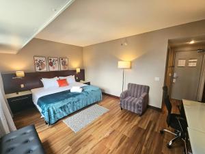 a hotel room with a bed and a chair at Super Comfort Flats lll - WTC - com Estacionamento in Sao Paulo