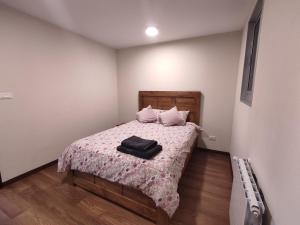 ein Schlafzimmer mit einem Bett mit einem hölzernen Kopfteil in der Unterkunft The Poet's Apartment in La Paz