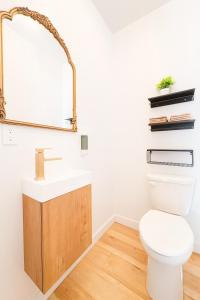 ein Badezimmer mit einer weißen Toilette und einem Waschbecken in der Unterkunft New and renovated - Grande-Allée - 3 bedrooms - 5 beds in Grande-Rivière + 24 Fotos