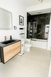ein Badezimmer mit Waschbecken und Toilette in der Unterkunft New and renovated - Grande-Allée - 3 bedrooms - 5 beds in Grande-Rivière