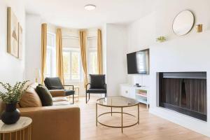 ein Wohnzimmer mit Couch und Kamin in der Unterkunft New and renovated - Grande-Allée - 3 bedrooms - 5 beds in Grande-Rivière