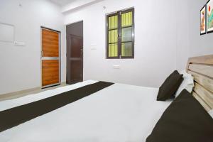 a bedroom with a bed and a window at HOTEL O AS PALACe in Lucknow