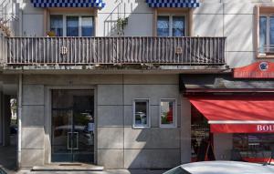 un edificio con un balcone in cima di Le studio Belledonne de Paradis a Chambéry