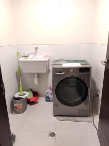 eine Waschmaschine im Bad mit Waschbecken in der Unterkunft The Poet's Apartment in La Paz