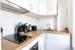 Küche/Küchenzeile in der Unterkunft Cozy apartment at the gates of Paris 1BDR