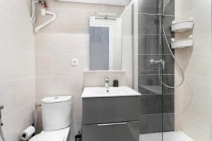 Ein Badezimmer in der Unterkunft Cozy apartment at the gates of Paris 1BDR